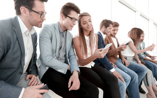 Grupo Jóvenes Utilizan Smartphones Concepto Comunicación — Foto de Stock