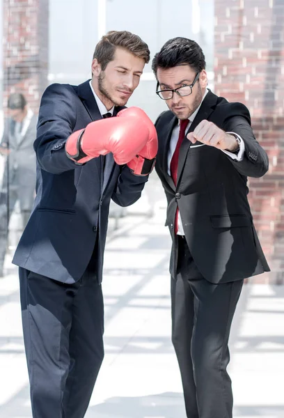 Empresario senior explica la estrategia de protección a su joven colega — Foto de Stock