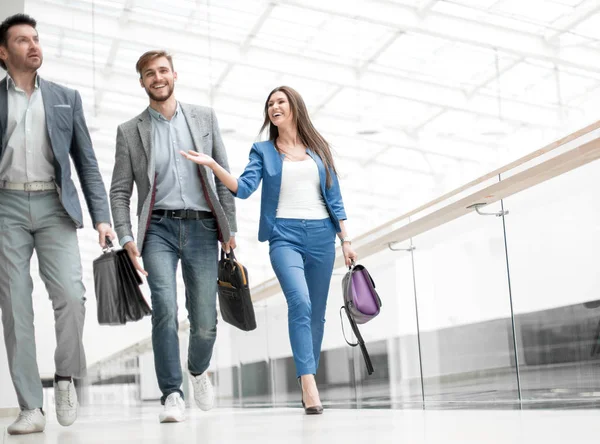 Succès des jeunes dans le centre d'affaires — Photo