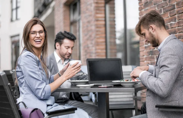 Mitarbeiter sitzen an einem Tisch in einem Café — Stockfoto