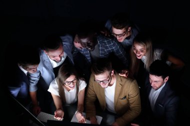 Kapat. Bir grup çalışan yeni bir finansal projeyi tartışıyor.