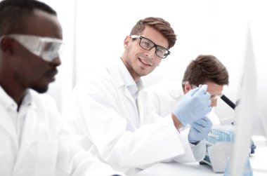 başarılı grup laboratuvarda araştırma yürütmektedir