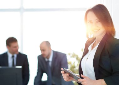 iş kadını ile tablet bilgisayar ofis arka planda