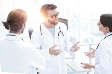 Sağlık personeli bir modern hastane odasında görüşmek