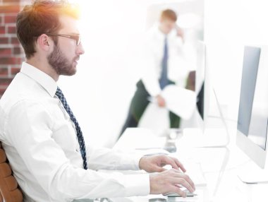 işadamı bilgisayarda mali grafiklerle çalışma