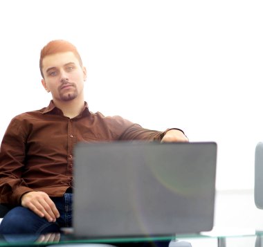 closeup.brooding adam bir dizüstü bilgisayar ile