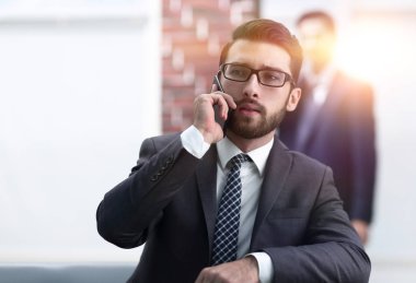 Akıllı telefon kullanan genç ve çekici bir iş adamının görüntüsü