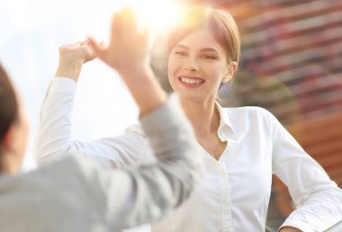 İş ekibinin üyeleri birbirlerine beşlik çakıyor. başarı kavramı