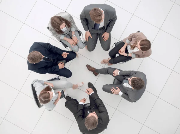 Övre view.a grupp av anställda som sitter i en cirkel — Stockfoto