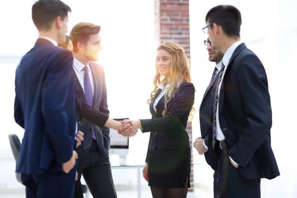 Stretta di mano di due donne d'affari in ufficio — Foto Stock