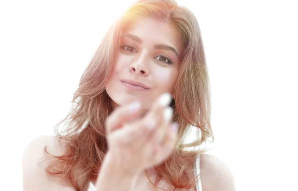 Närbild porträtt av en leende ung kvinna med ljus make-up. — Stockfoto