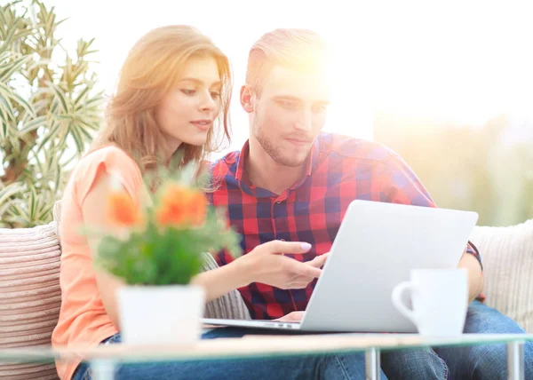 Jonge vrouw toont belangrijke informatie aan haar vriendje op de laptop scherm — Stockfoto