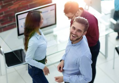 Yaratıcı iş adamları genç adamın açıklamalarını dinliyor..