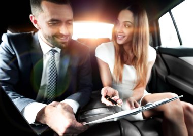 Arabanın içine çalışma iş insanlar Toplantı