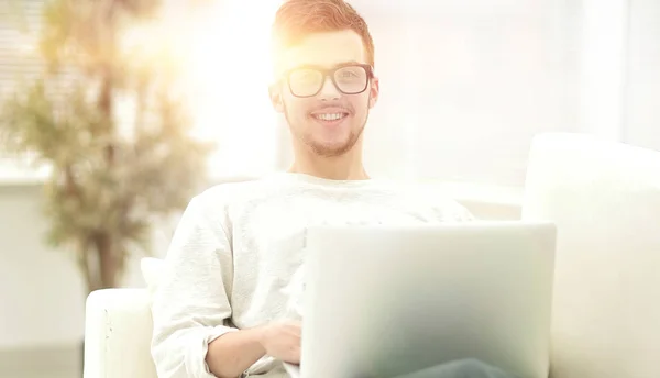 Succès jeune freelance masculin travaillant sur ordinateur portable à la maison . — Photo