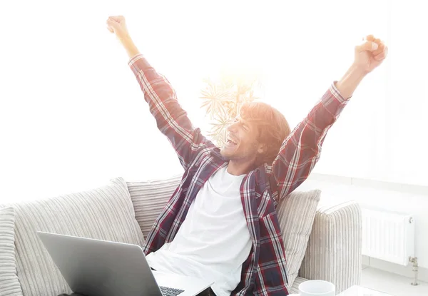 Joven feliz mirando la pantalla del ordenador portátil — Foto de Stock