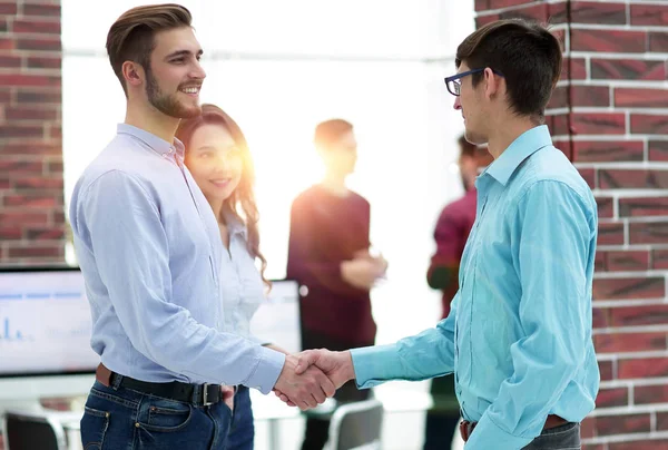 Empresários apertando as mãos antes de se encontrarem na sala de reuniões . — Fotografia de Stock