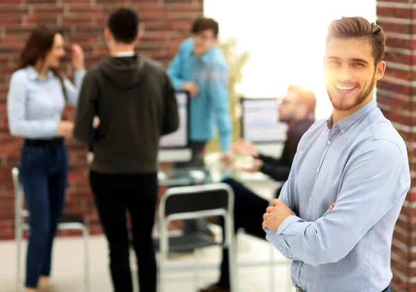 Erfolgreicher Geschäftsmann Steht Mit Seinen Mitarbeitern Hintergrund Büro — Stockfoto