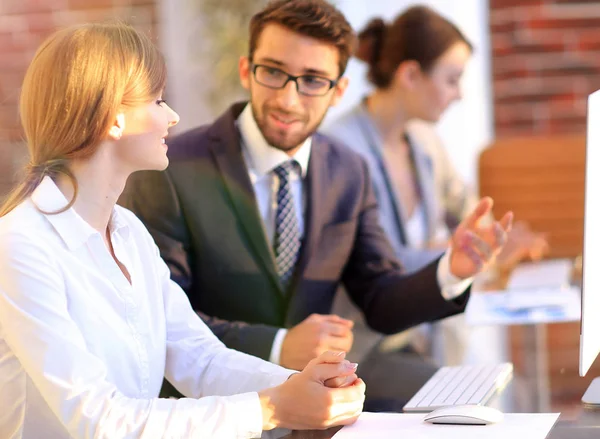 Colegas de negocios discutiendo temas de trabajo . — Foto de Stock