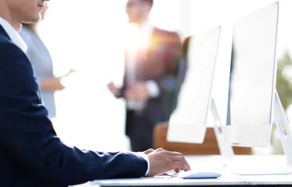 Werknemer is het typen op het computertoetsenbord. — Stockfoto