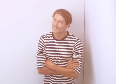 Düşünceli adam köşede duruyor ve soruna en iyi çözümü düşünüyor..