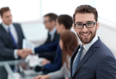 office arka plan üzerinde gülümseyen iş adamı