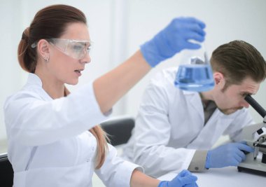 İki bilim adamları laboratuarda çalışıyoruz.