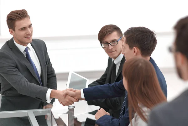 Handdruk zakenpartners op een vergadering — Stockfoto