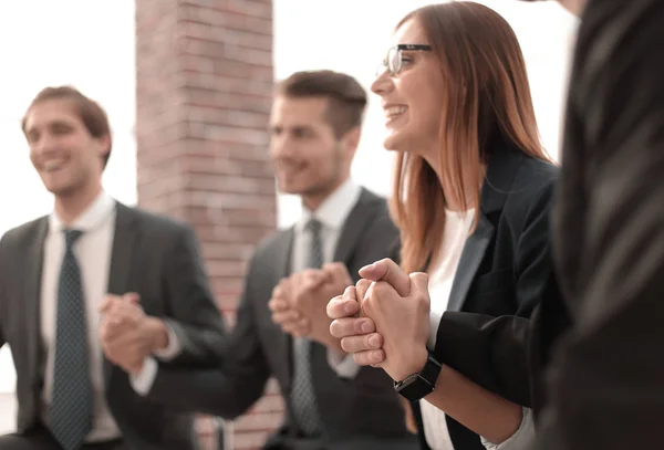 Eine Gruppe von Geschäftsleuten, die sich im Kreis die Hände reichen — Stockfoto