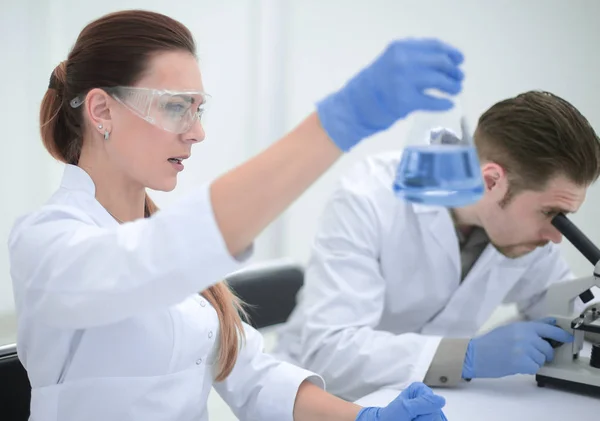 Dos científicos están trabajando en laboratorio . — Foto de Stock