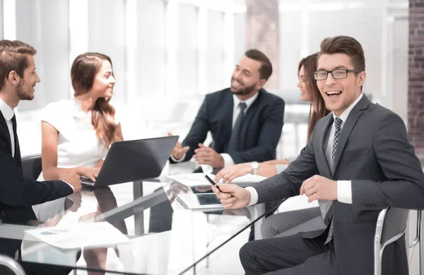 Equipe de negócios bem sucedida sentado no escritório Desk — Fotografia de Stock