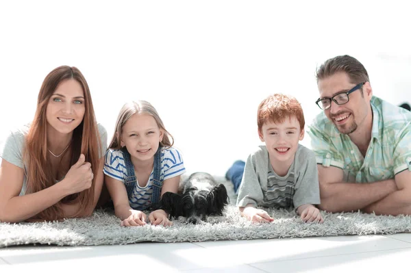 Retrato de uma família moderna feliz — Fotografia de Stock