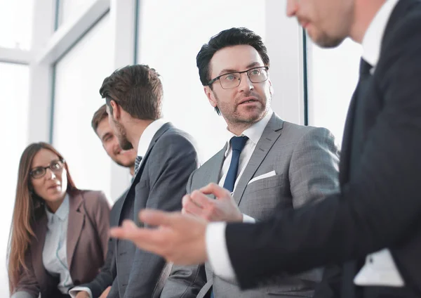 Jonge werknemers zitten op de vensterbank. — Stockfoto