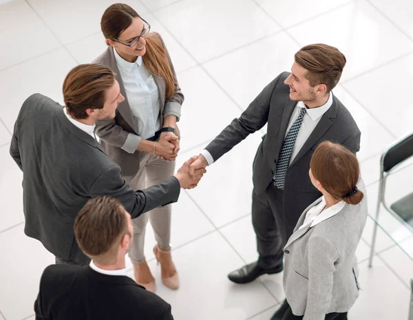 Horní view.handshake obchodních partnerů v kanceláři — Stock fotografie