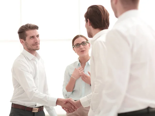 Benvenuto e stretta di mano dei partner commerciali — Foto Stock