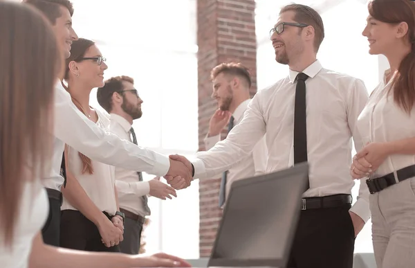 Handshake podnikatelů v moderní kanceláři — Stock fotografie