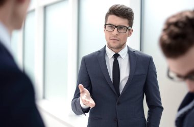 Patron ve çalışanlar ayakta ofiste