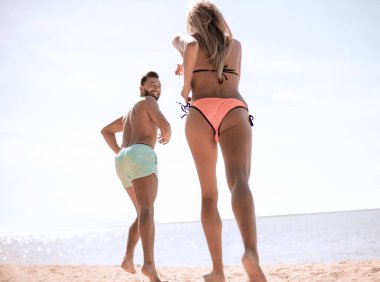 Genç aşıklar birbirimizi mutlu ediyoruz