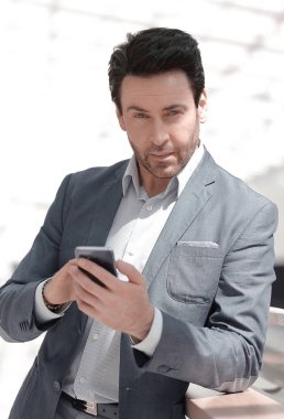 smartphone ekrana bakarak up.businessman kapatın