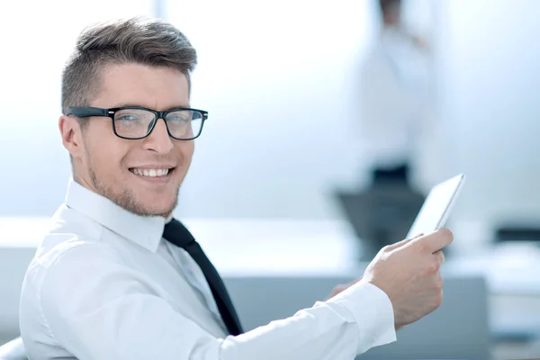 Homme d'affaires attrayant travaillant avec tablette et toucher numérique — Photo
