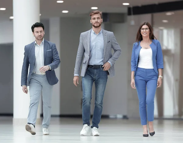 Framgångsrika medarbetare promenad i office hall — Stockfoto