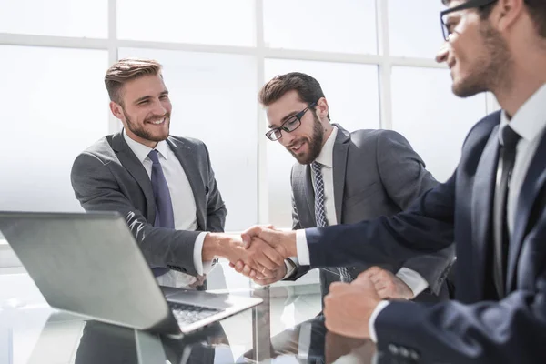 Empleados de apretón de manos en el escritorio — Foto de Stock