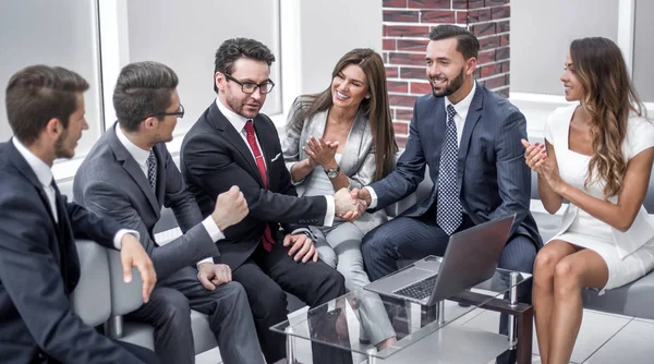 Echipa de afaceri aplaudă partenerii de afaceri la o întâlnire informală . — Fotografie, imagine de stoc
