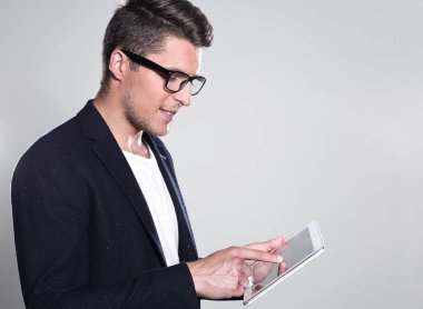 Sms gri arka plan üzerinde tipik bardaklarda mutlu adam