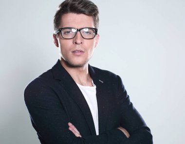 Casual adam silah ile izole üzerinde gri arka plan geçti