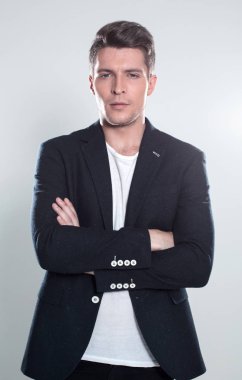 Akıllı bir genç adam silah gr üzerinde çarpı işareti ile ayakta portresi