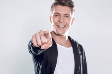 Akıllı bir genç adam silah gr üzerinde çarpı işareti ile ayakta portresi