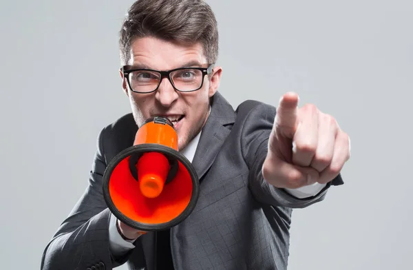 Empresário segurando megafone fazer barulho alto — Fotografia de Stock