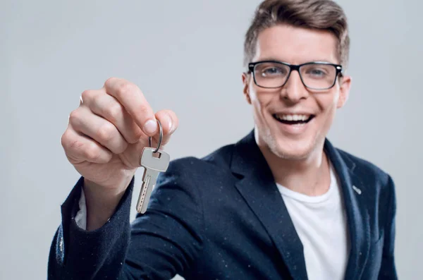 Realtor is giving the keys to an apartment to clients. Focus on — Stock Photo, Image