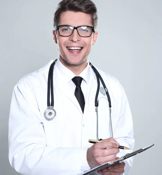 Retrato de um médico que escreve uma receita — Fotografia de Stock